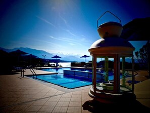 Piscine extérieure (ouverte en saison), parasols de plage