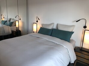 2 Schlafzimmer, Schreibtisch, Bügeleisen/Bügelbrett, Reisekinderbett