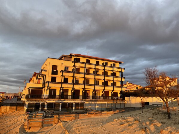 A multi-story building with balconies, located near a waterfront. - Beach studio (Soorts-Hossegor)
