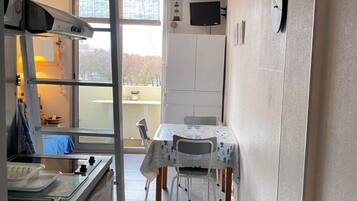 Micro-ondes, batterie de cuisine, vaisselle et ustensiles