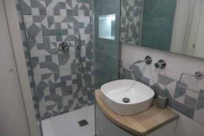 Dusche, Haartrockner, Bidet, Handtücher
