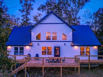 New! Stunning Nolin Lake Luxury Home!