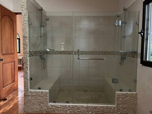 Dusche, Haartrockner, Bidet, Handtücher