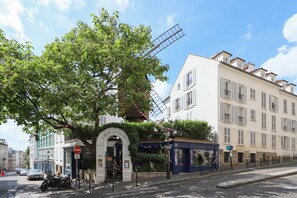 Exterior - Terrace and view of Paris (Paris)