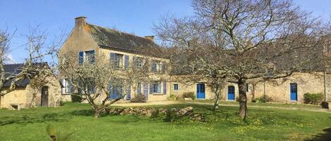 المنشأة من الخارج