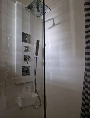 Doccia, asciugacapelli, bidet, asciugamani