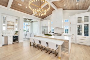 冷蔵庫、電子レンジ、オーブン、食器洗い機