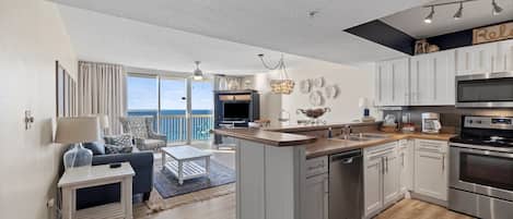 Kylskåp, mikrovågsugn, ugn och diskmaskin