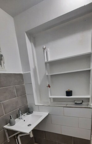 Douche, sèche-cheveux, serviettes fournies