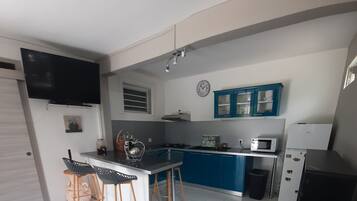 Réfrigérateur, micro-ondes, four, plaque de cuisson