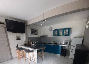 Fridge, microwave, oven, stovetop - Cosy F2 in cosy villa + car rental possible (Pointe noire)
