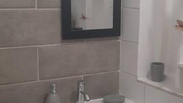 Douche, sĂšche-cheveux, serviettes fournies