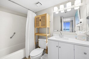 Douche, sèche-cheveux, serviettes fournies