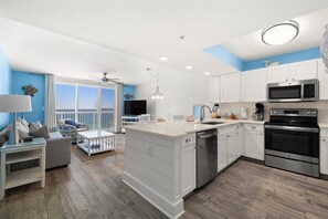 Refrigerador, microondas, horno y lavavajillas 