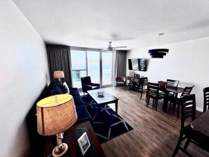 Smart TV, offices - Pelican Beach 2004 (1-Bedroom Condo) by Pelican Beach Management (Destin)