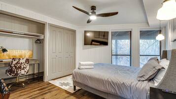 4 間睡房、書桌、熨斗/熨衫板、可攜式嬰兒床