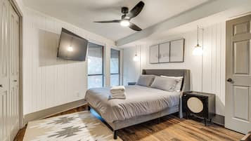 4 bedrooms, desk, iron/ironing board, travel crib
