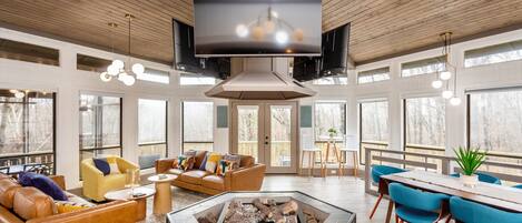 Smart TV, caminetto, libri