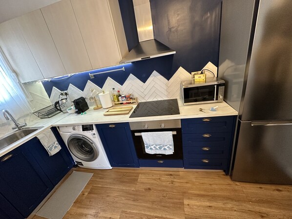 Fridge, microwave, oven, stovetop