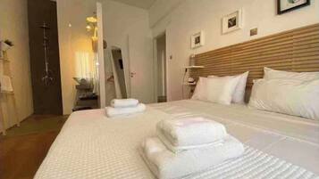 3 bedrooms, desk, WiFi, bed sheets