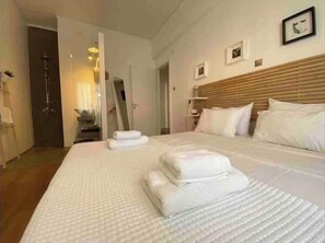3 bedrooms, desk, WiFi, bed sheets