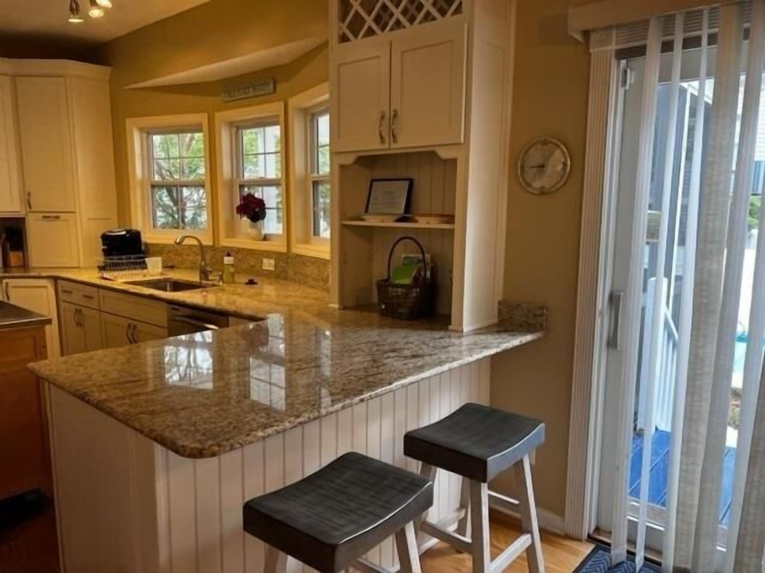 Kjøleskap, mikrobølgeovn, ovn og oppvaskmaskin