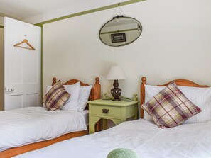 3 bedrooms, free WiFi, bed sheets - 3 bedroom accommodation in Westbury-sub-Mendip (Westbury-sub-Mendip)