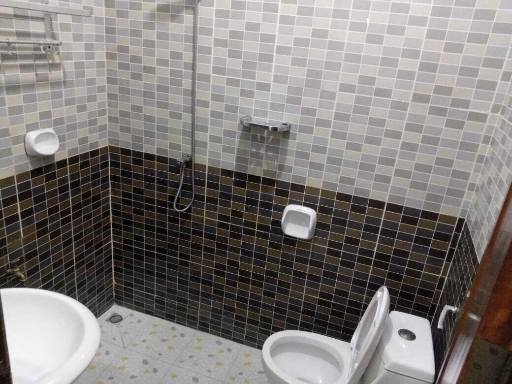 シャワー、タオル、トイレットペーパー