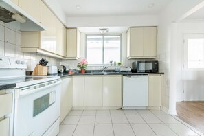 Appartement économique | Cuisine privée | Réfrigérateur grande capacité avec congélateur, four à micro-ondes