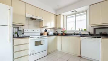 Economy Apartment | Private kitchen | Full-size fridge, microwave, oven, stovetop