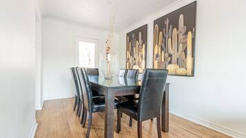 Economy appartement | Dineren in de kamer