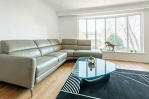 Economy Apartment | Living area - Family & Corporate home in Mississauga (Mississauga)