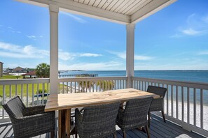 Outdoor dining - 🏝️Gorgeous SoundFrontViews-Private Beach Access-Comm.Pool+Hot Tub-4BR Blue Skye (Navarre Beach)