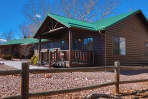 Exterior - Cozy Cabin  @ White Mountains Bison Ranch  (Overgaard)