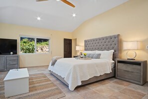 5 soverom, skrivebord, strykejern/-brett og reiseseng for barn