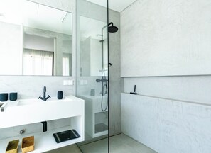 Douche, séchoir à cheveux, serviettes fournies, savon
