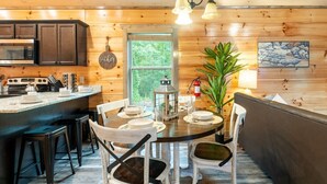 Un intérieur en bois comprenant une cuisine, un coin repas et un espace salon.
