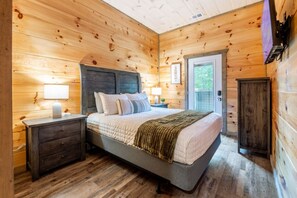 3 bedrooms, desk, iron/ironing board, free WiFi - Mountain Cabin/Indoor Pool/Hot Tub/Games/Views (Sevierville)