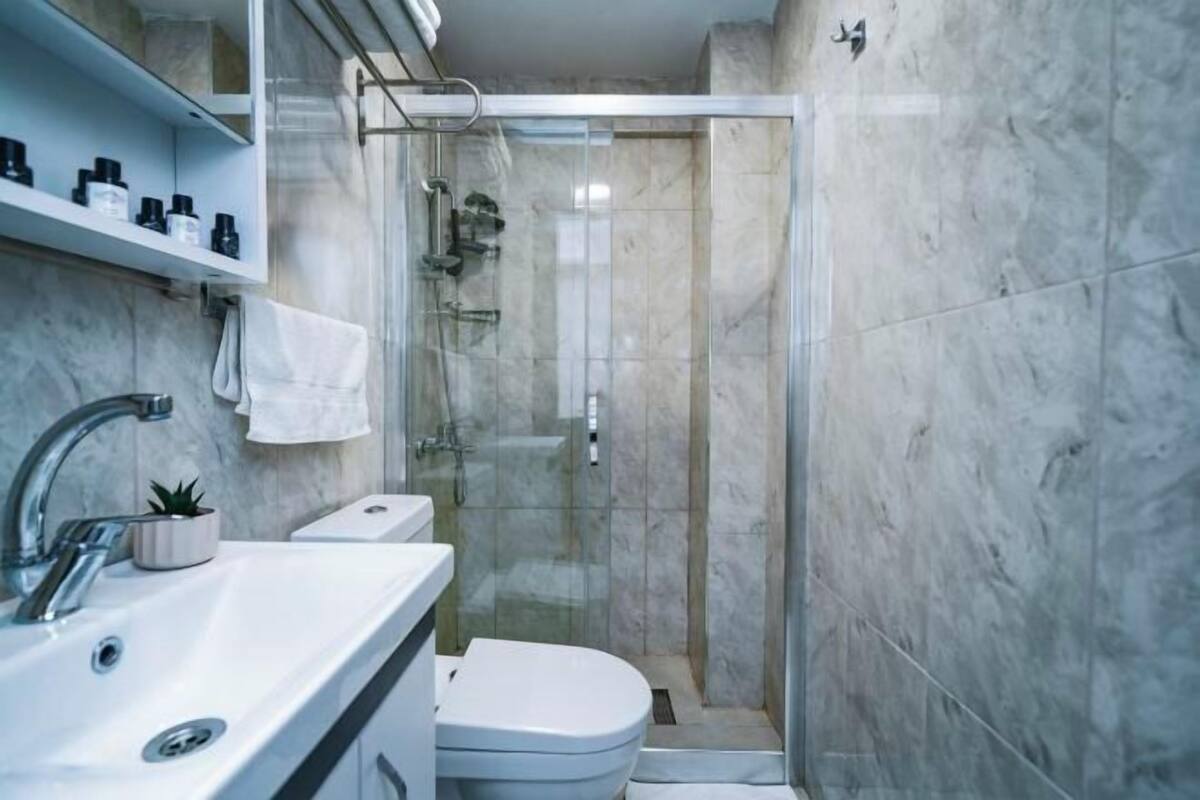 Baño | Regadera, secadora de cabello, pantuflas, bidet