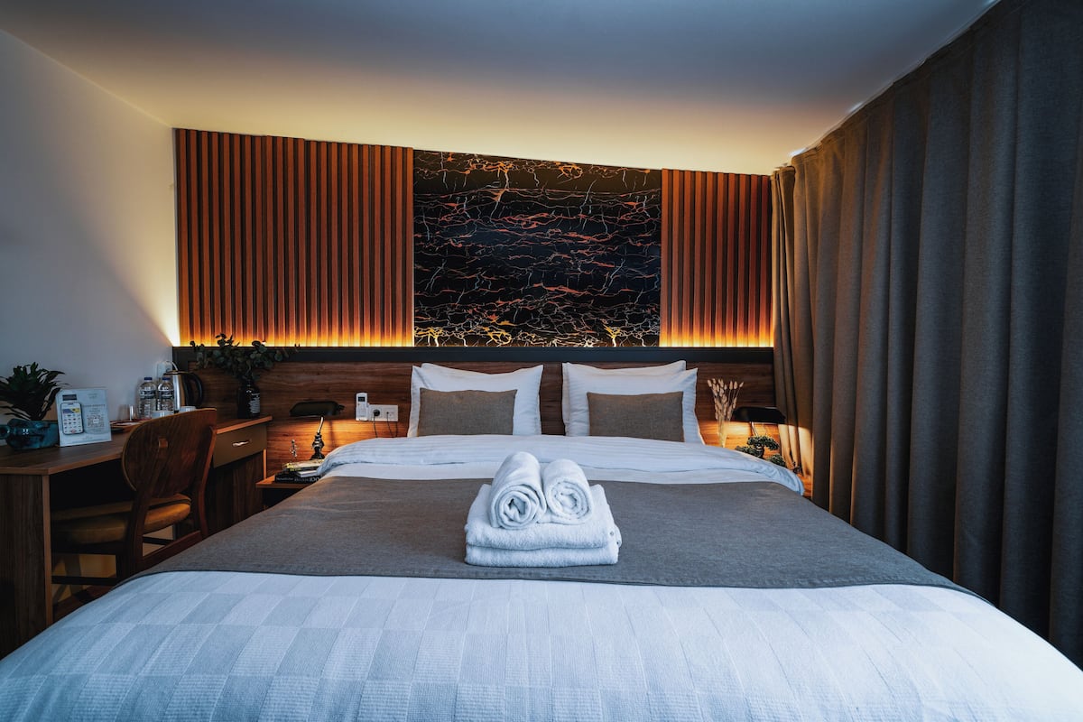 Quarto casal luxo | Lençóis italianos Frette, roupas de cama premium, camas Select Comfort