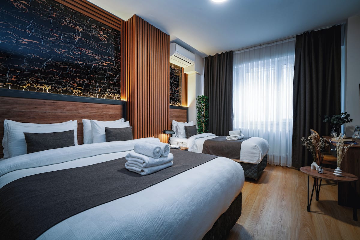 Quarto triplo econômico | Lençóis italianos Frette, roupas de cama premium, camas Select Comfort