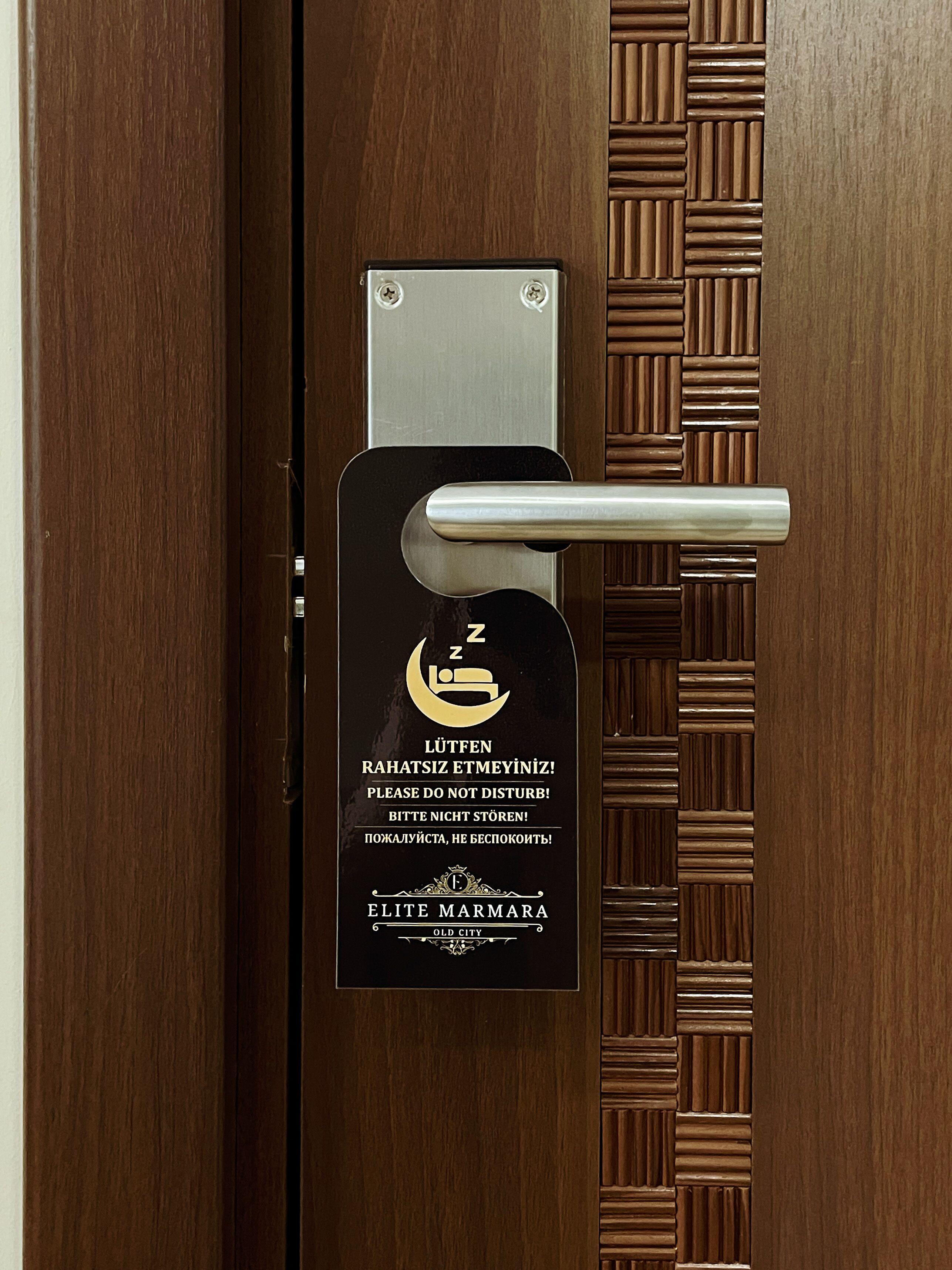 Une porte d’hôtel avec une pancarte demandant aux clients de ne pas déranger.