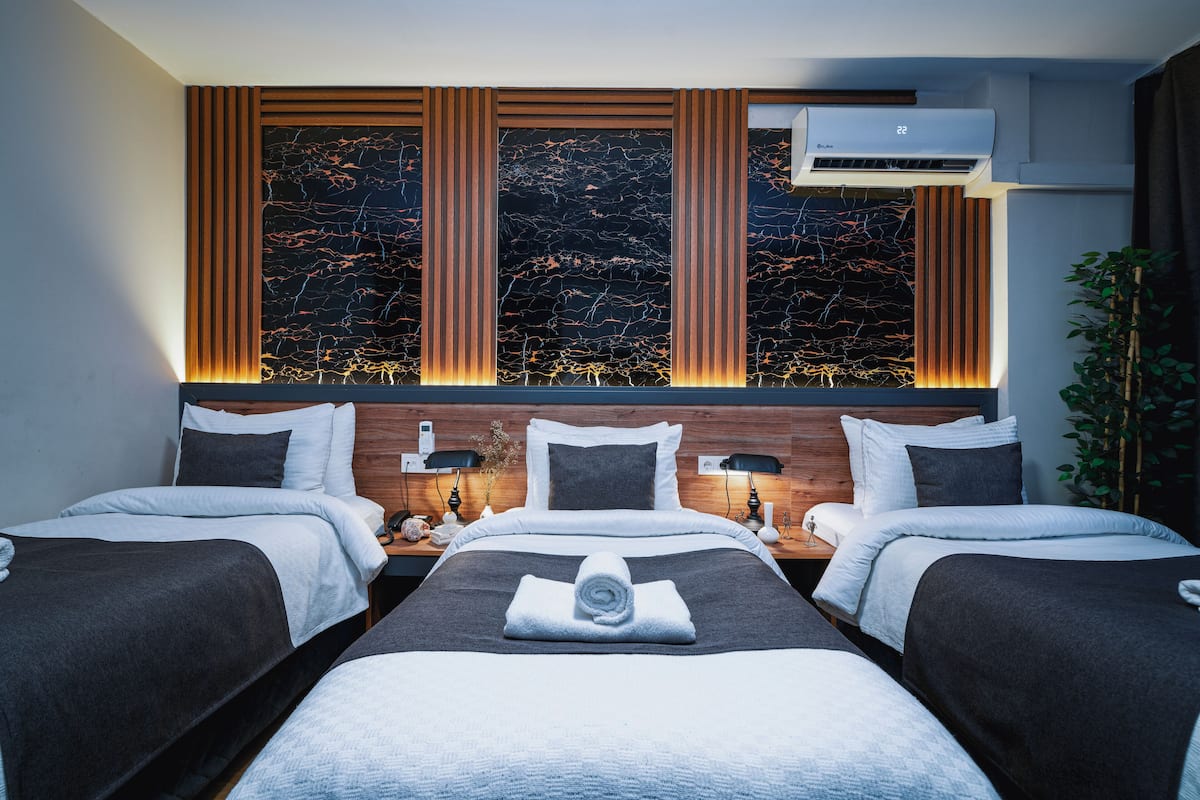 Quarto triplo standard | Lençóis italianos Frette, roupas de cama premium, camas Select Comfort