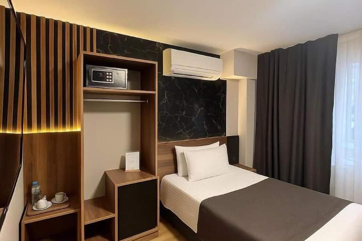 Quarto solteiro econômico | Lençóis italianos Frette, roupas de cama premium, camas Select Comfort