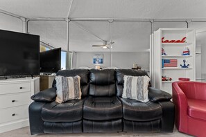 Deluxe Studio | Living area