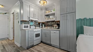 Studio Deluxe | Bếp riêng | Tủ lạnh, lò vi sóng, lò nướng, bếp nấu