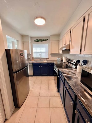 Fridge, microwave, oven, stovetop - Swamp Terrace- CLOSE to the University of Florida (Gainesville)