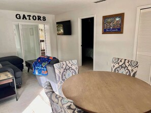 Dining - Swamp Terrace- CLOSE to the University of Florida (Gainesville)