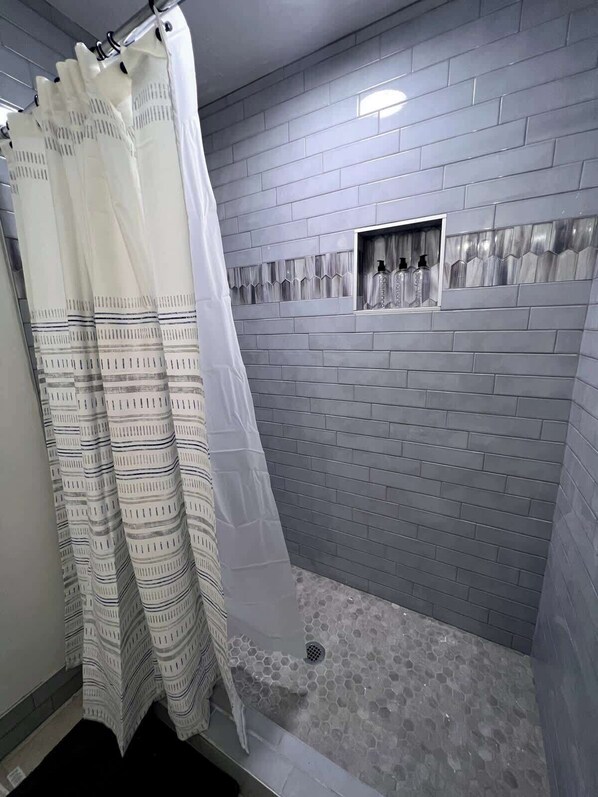 Een douche, een haardroger, handdoeken, zeep