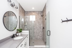 Shower, hair dryer, towels, soap - Free Golf Cart! Luxe Townhome Near Grand Park! (Westfield)